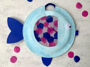 Selbstgebastelte Fischlaterne aus Papptellern, einfache Bastelanleitung für Kinder
