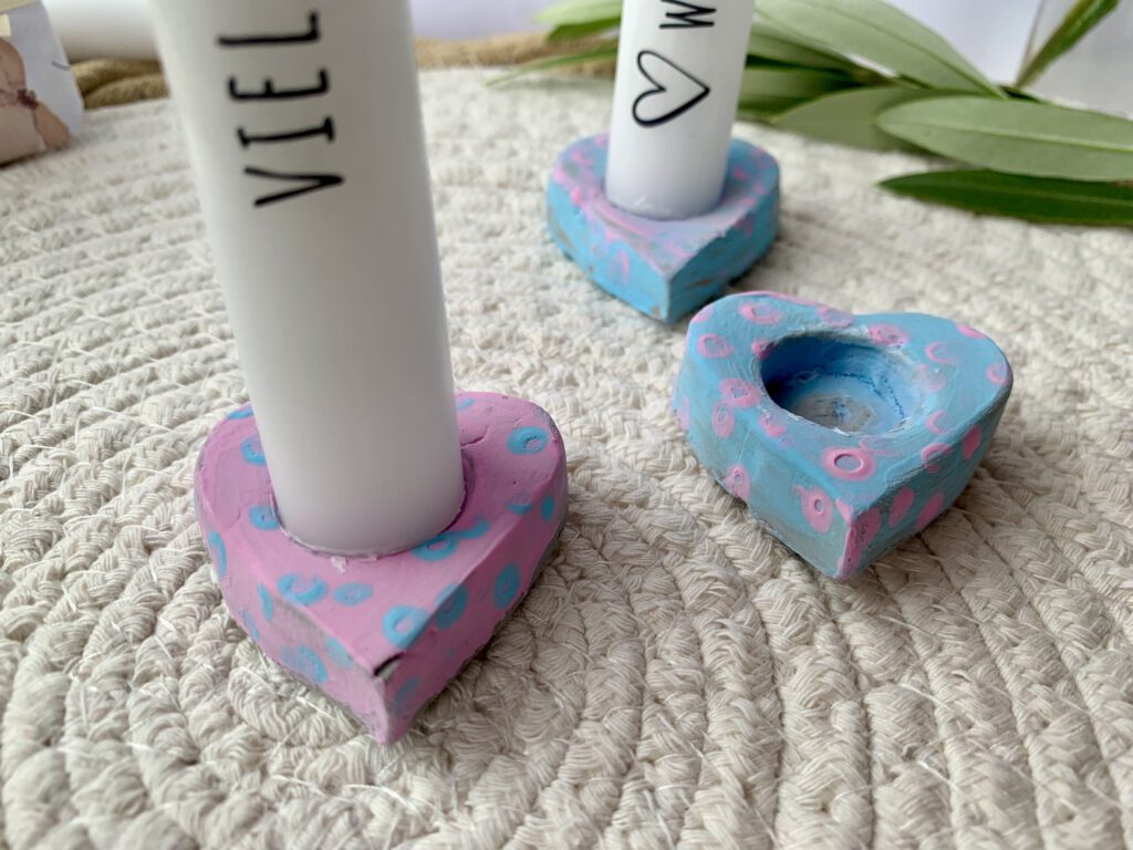DIY Kerzenhalter in Herzform, bemalt von Kleinkindern, mit weißen Kerzen und Kerzentattoos für Geburtstag und Weihnachten