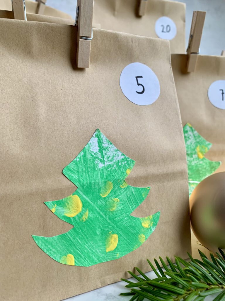 Detailaufnahme eines gebastelten Tannenbaums aus Kinderkunst für Adventskalender.
