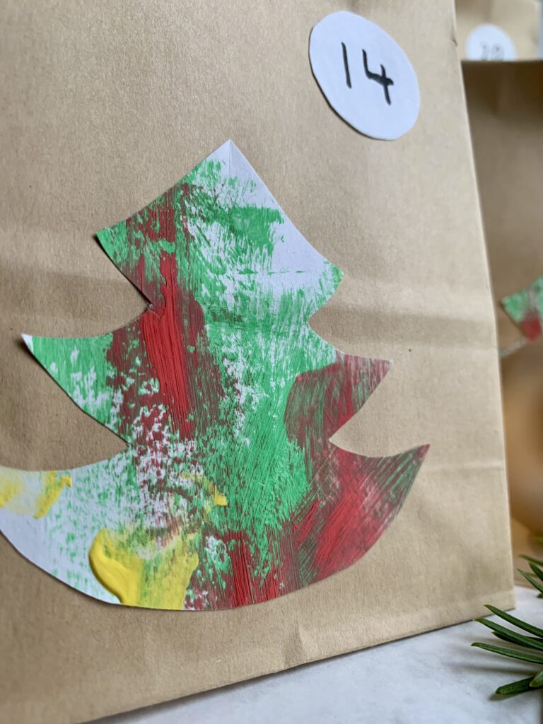 Nahaufnahme eines DIY Tannenbaums auf Kraftpapiertüte für nachhaltigen Adventskalender.