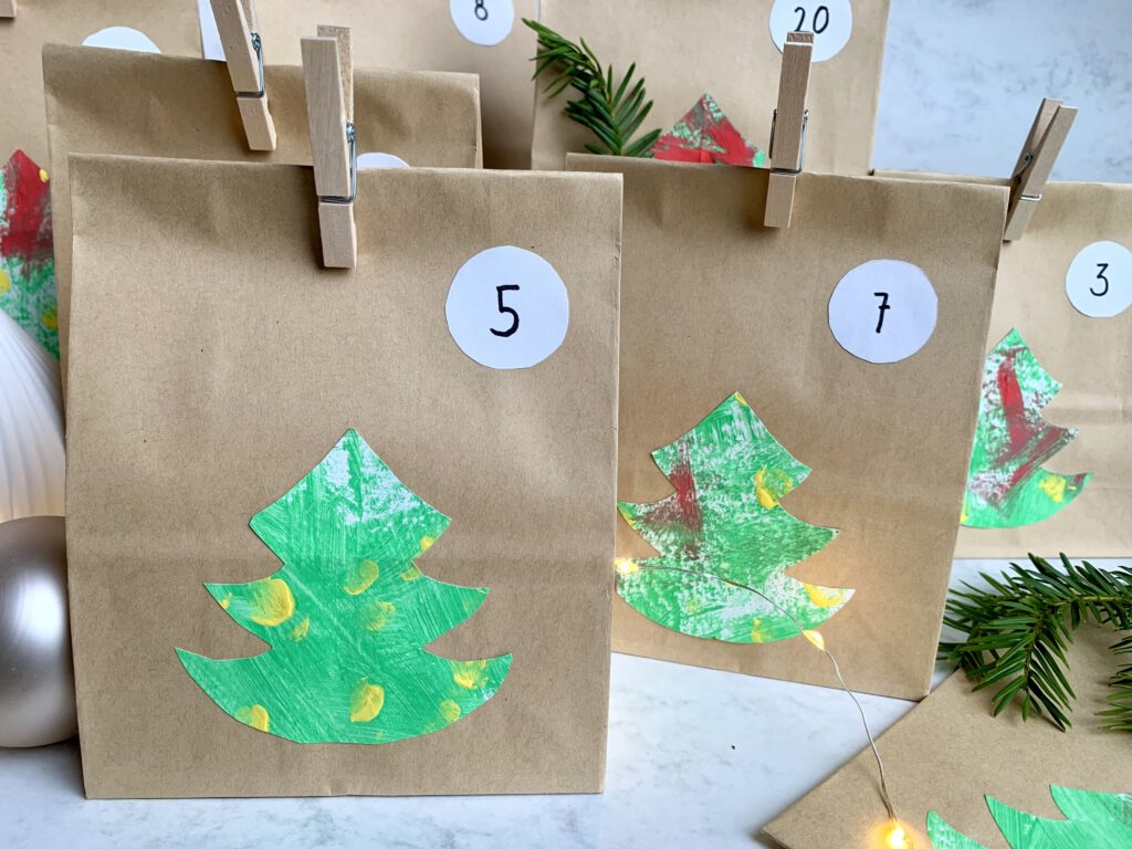 DIY Adventskalender aus Kraftpapiertüten, liebevoll gestaltet mit Kleinkind.