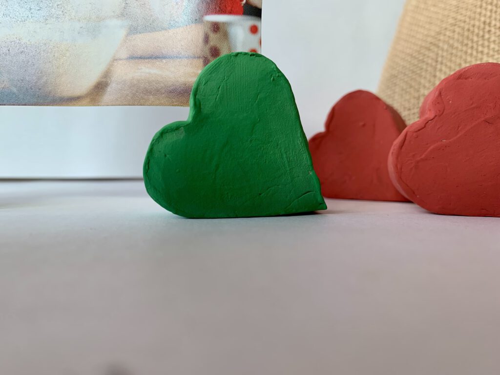 Bastelidee mit Kindern für Weihnachten: Detailbild eines grünen Fotohalters aus Modelliermasse.
