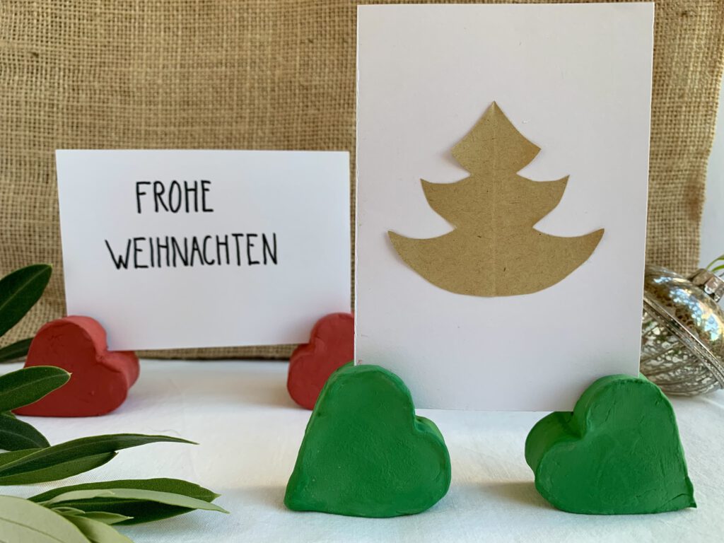 Fotohalter aus Modelliermasse mit Weihnachtskarte und Schild Frohe Weihnachten. Eine schöne Geschenkidee für Weihnachten, gebastelt mit Kleinkind.