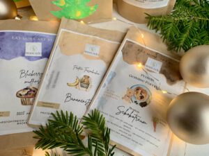 Weihnachtlich dekorierte SMACADO Backmischungen mit selbst gebastelter Adventskalenderverpackung im Hintergrund