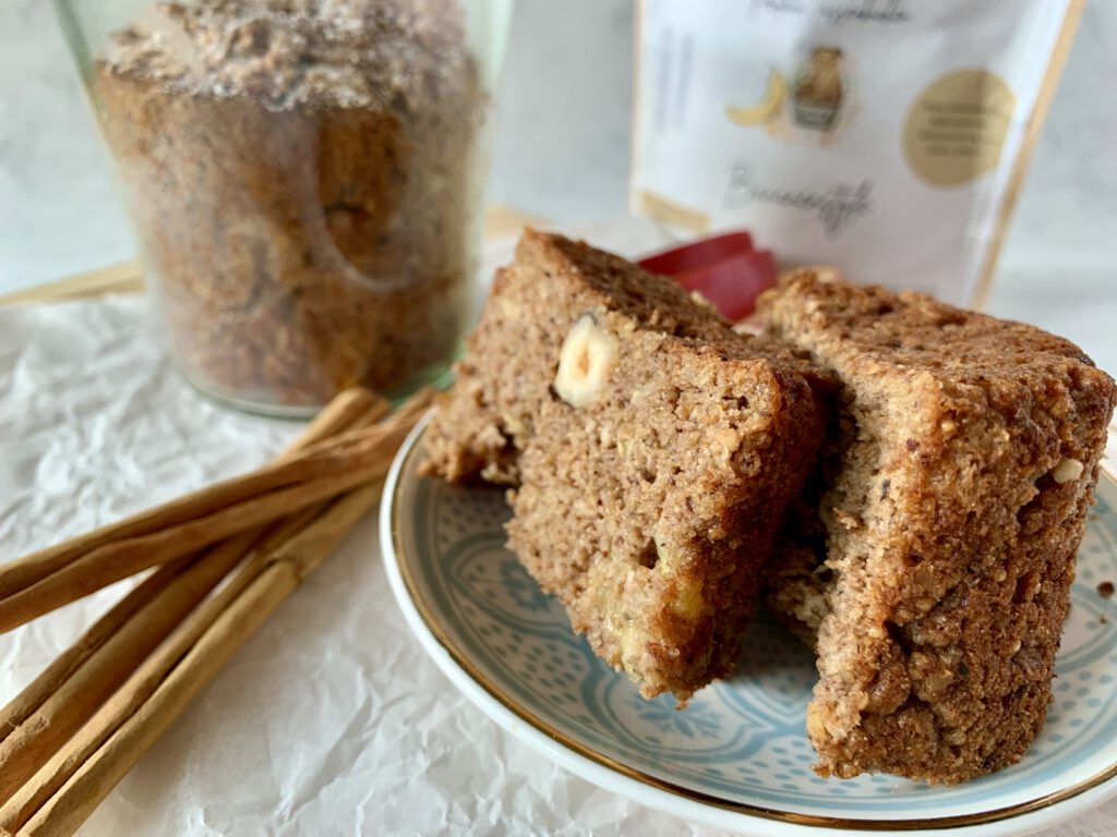 Fertiger SMACADO Bananenkuchen mit der Backmischung im Hintergrund