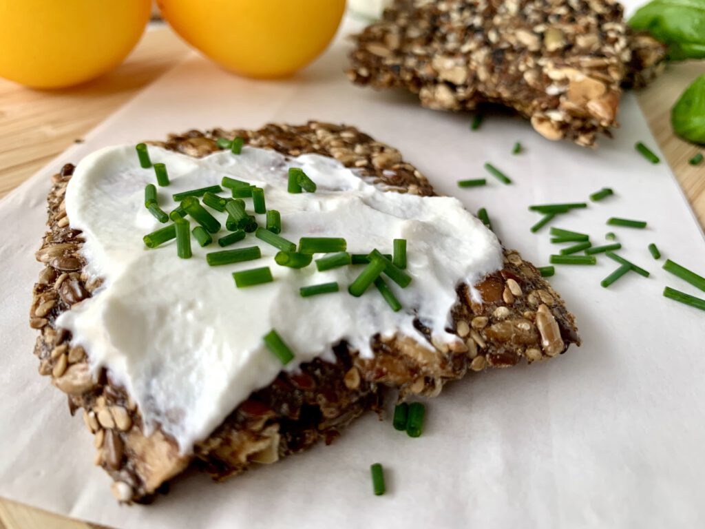 Fertiges SMACADO Knäckebrot serviert mit Frischkäse und Schnittlauch