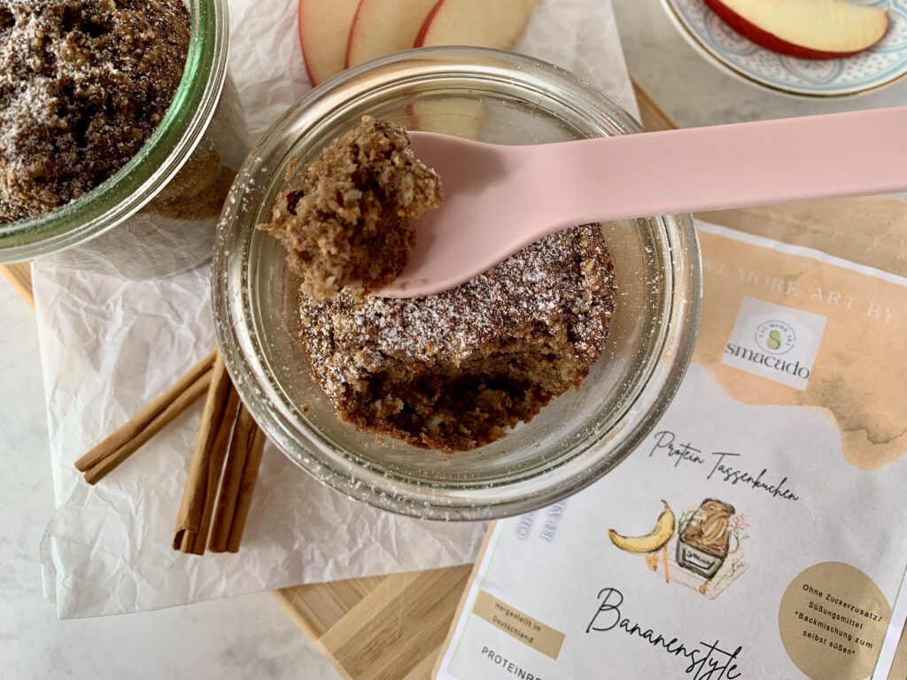 Fertiger SMACADO Tassenkuchen mit Löffel und Zimtstange