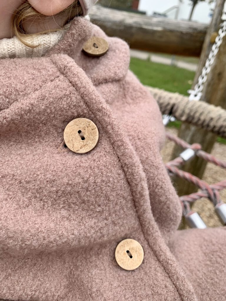 Erfahrungsbericht Wichteljacke Wollwalk von petit cochon für Kinder. Detailbild Knöpfe. Handmade in Deutschland.
