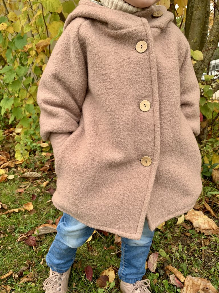Kleinkind trägt die Wollwalkjacke von Petit Cochon im Herbst – nachhaltige, warme Kindermode aus Wollwalk.