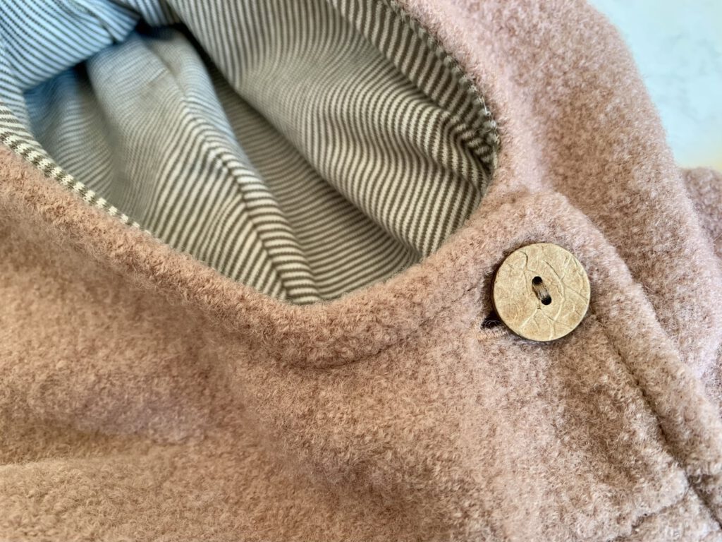 Detailaufnahme der Kapuze der Wollwalkjacke von Petit Cochon – hochwertige Verarbeitung und liebevolles Design.