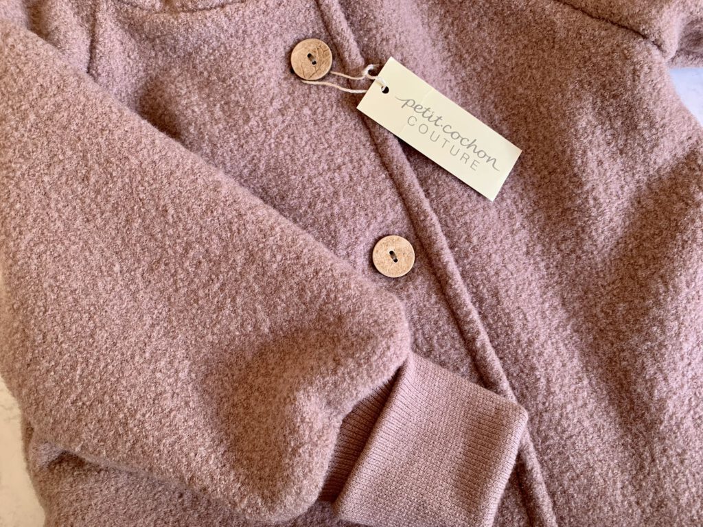 Detailaufnahme des Labels der Wollwalkjacke von Petit Cochon – handgemachte, nachhaltige Kindermode aus Berlin.