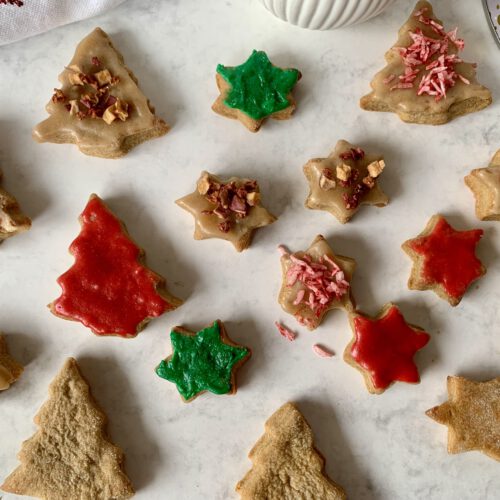 Plätzchen von oben mit drei zuckerfreien Deko-Ideen – gefärbter Mandelmus, bunte Kokosstreusel und Fruchtstreusel-Dekor
