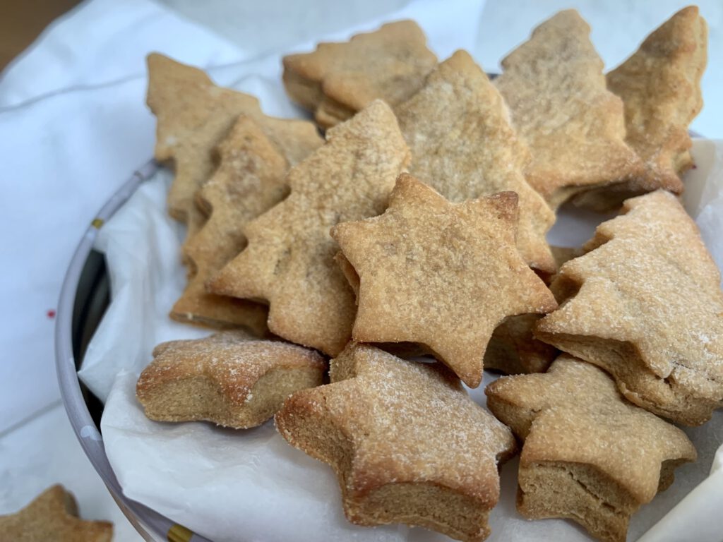 Kekse backen mit Kindern: Weihnachtliche Sterne und Tannenbäume. Schnelles Rezept für Weihnachtsplätzchen ohne Industriezucker.