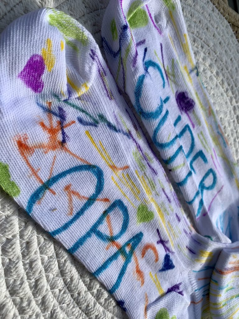Detailaufnahme der DIY-Socken mit Super-Opa Schriftzug – kreative Geschenkidee zum Geburtstag oder Vatertag.