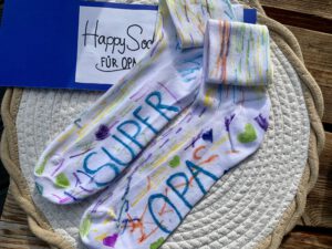 Geschenke mit Kindern selber machen: Selbstbemalte Socken für Opa