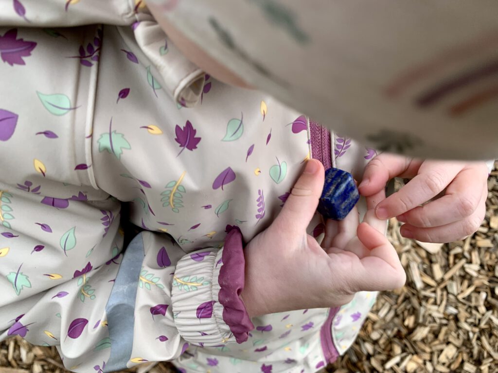 Kleinkind spielt mit einem Edelstein aus dem Schokoschatz