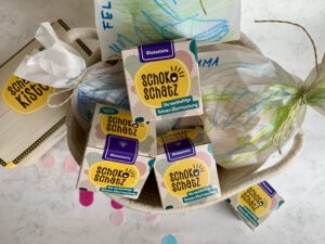 Mitbringseltüten für den Kindergeburtstag und Schokoschätze im Korb - Idee für den Geburtstag im Kindergarten