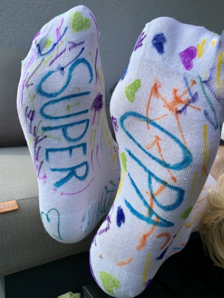 Angezogene bunte DIY-Socken mit Aufschrift Super-Opa – kreative Geschenkidee für Vatertag oder Geburtstag.