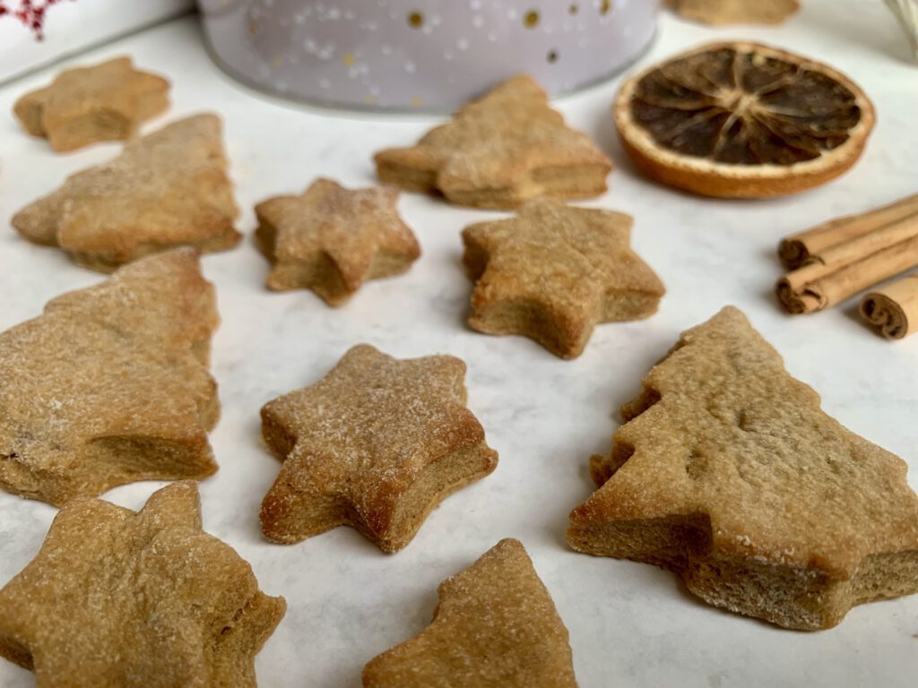Fertige Weihnachtsplätzchen ohne Zucker für Kinder. Ein einfaches Rezept.