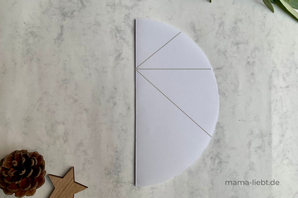 Faltschema für das Falten eines Tannenbaums aus Papier-Halbkreis.