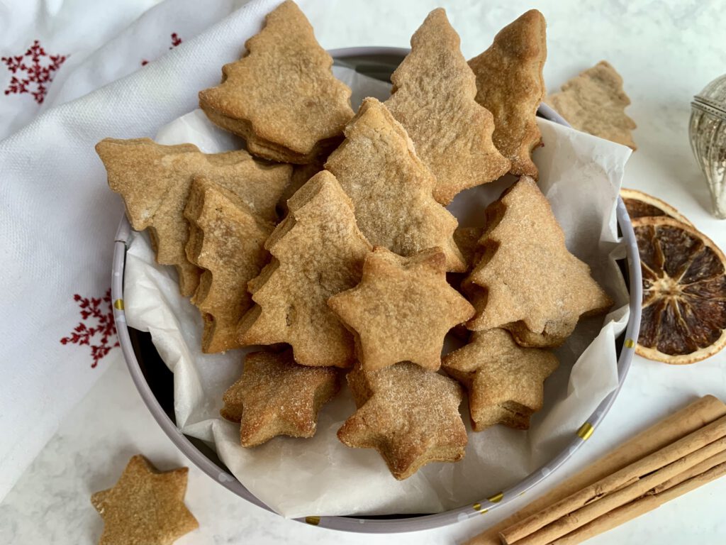 Keksdose mit weihnachtlichen Plätzchen, Sterne und Tannenbäume