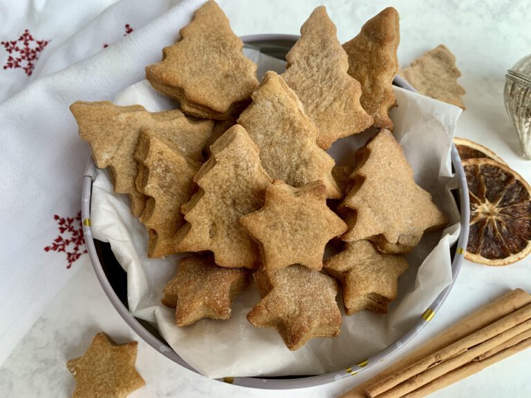 Keksdose mit weihnachtlichen Plätzchen, Sterne und Tannenbäume