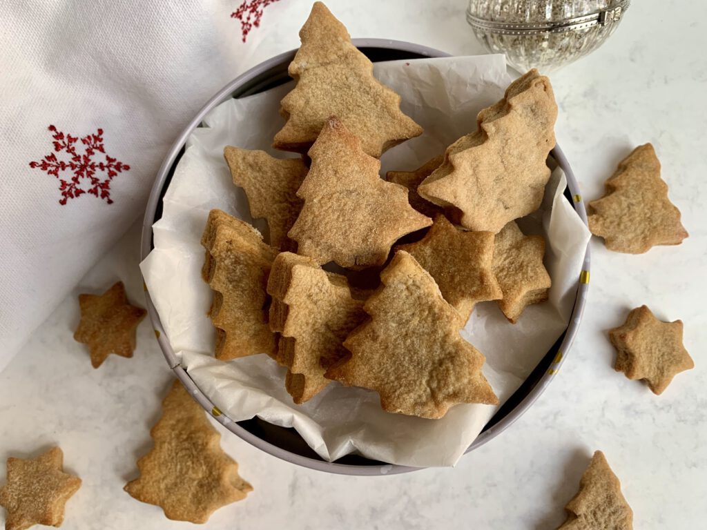 Blick von oben auf zuckerfreie Weihnachtsplätzchen für Kinder. Butterplätzchen ohne Zucker Rezept