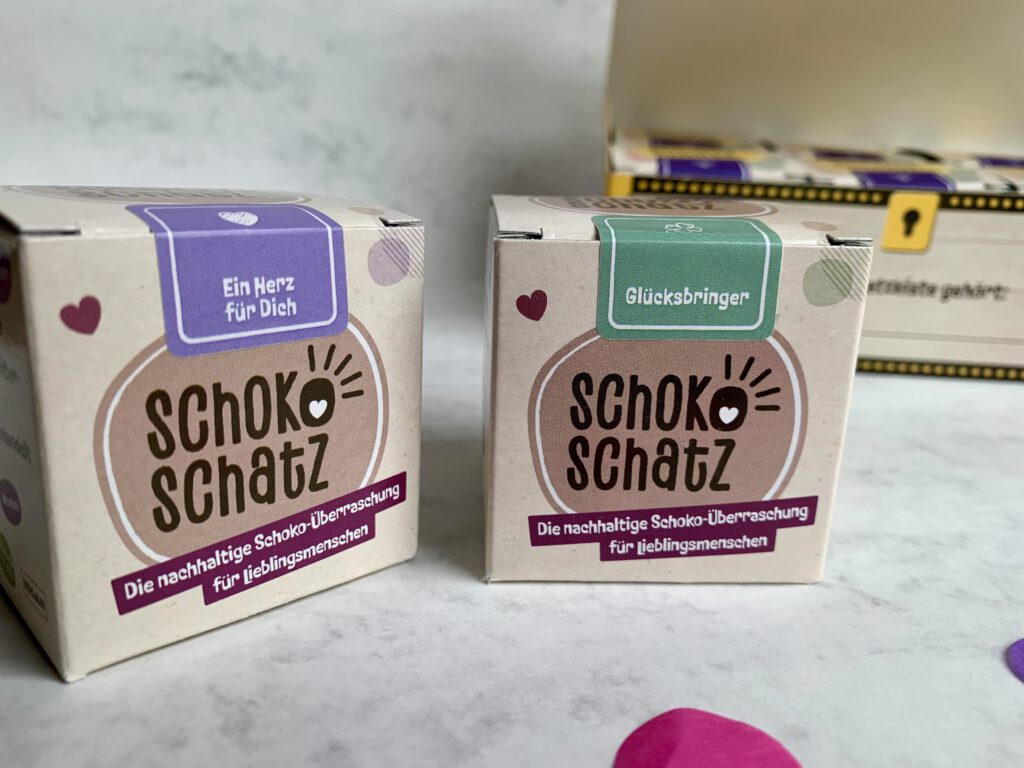 Zwei Schokoschätze im Vordergrund, Schatzkiste im Hintergrund