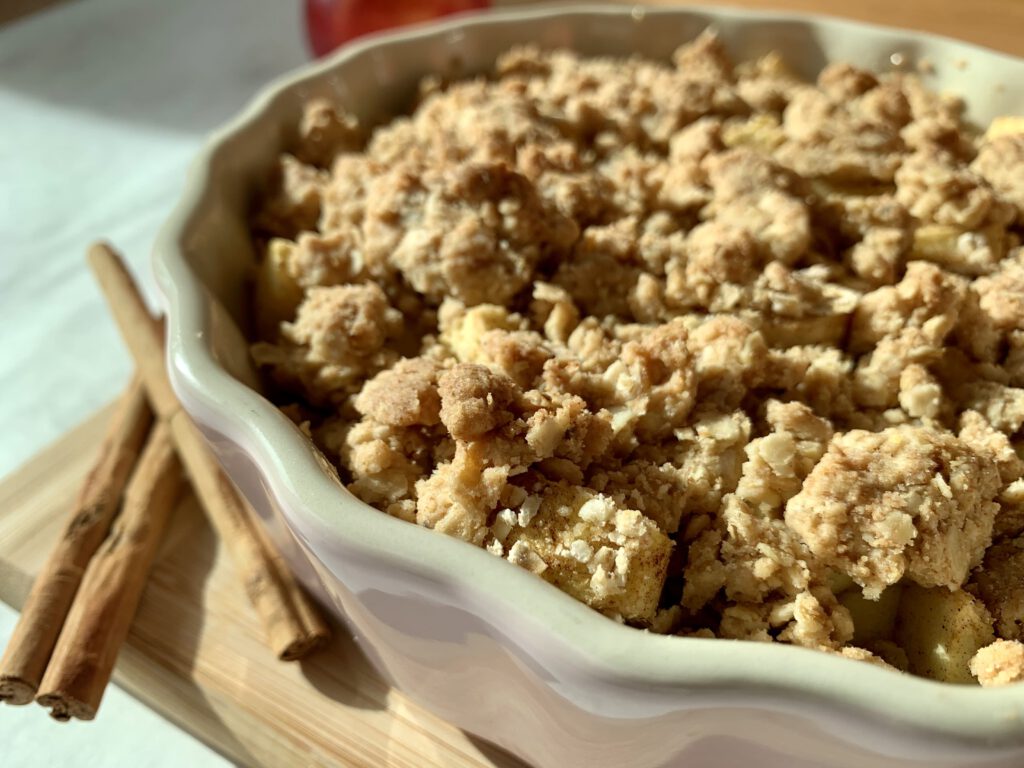 Apple Crumble ohne Zucker in Auflaufform. Gesundes Dessert für Familien ohne Industriezucker und künstliche Süßstoffe.