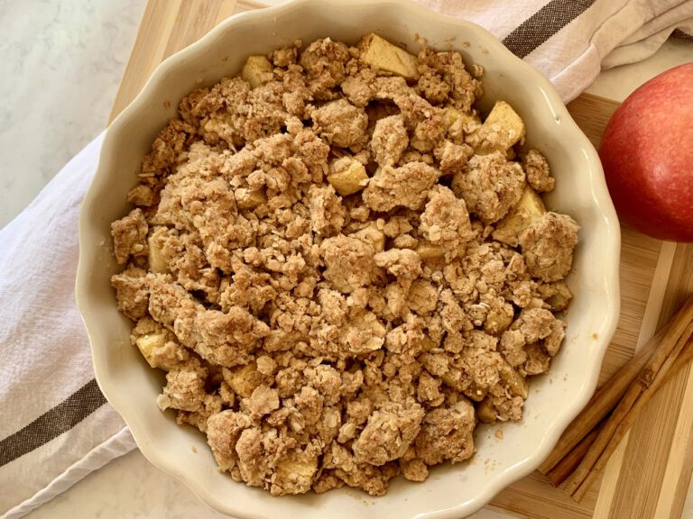 Nahaufnahme des zuckerfreien Apfel Crumbles mit goldbraunen, knusprigen Streuseln und saftiger Apfelschicht.