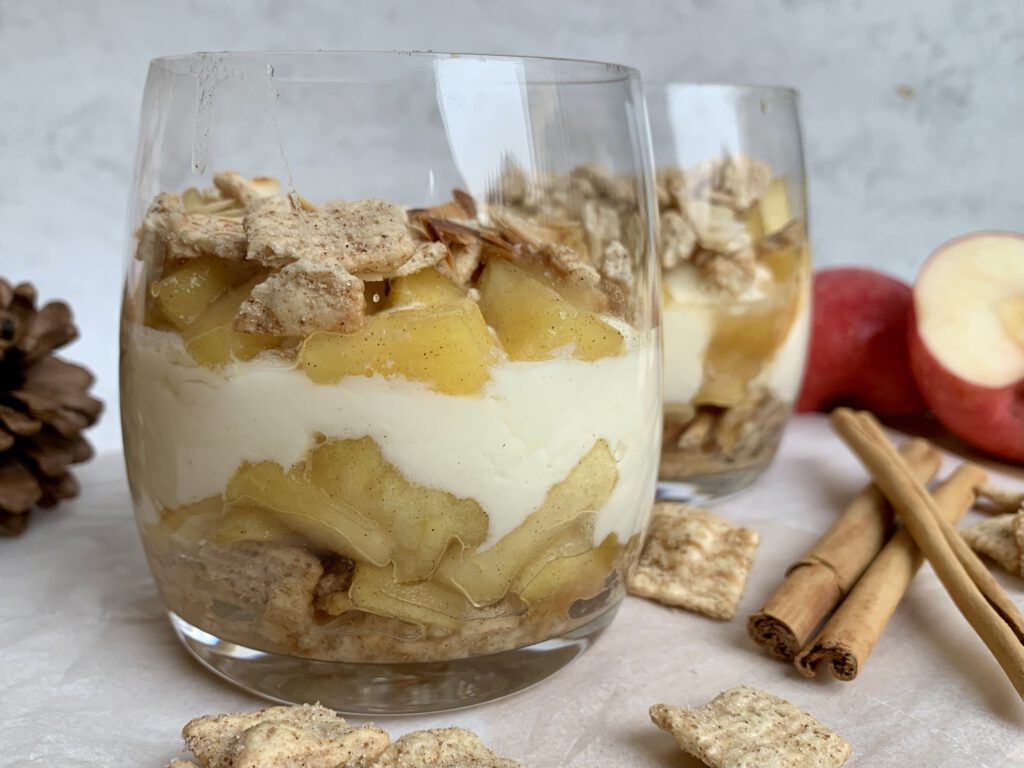 Weihnachtliches Dessert im Glas mit cremiger Schicht, Apfelstücken und Crunch