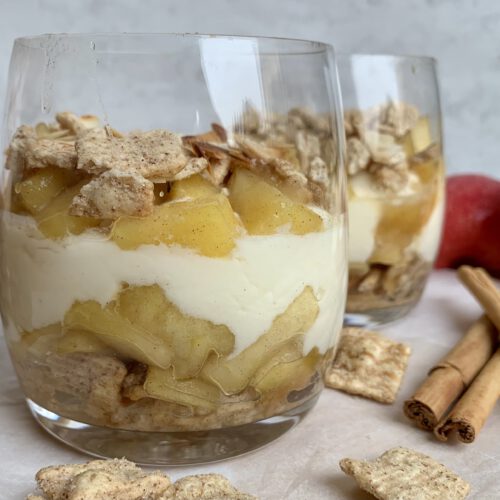 Weihnachtliches Dessert im Glas mit cremiger Schicht, Apfelstücken und Crunch