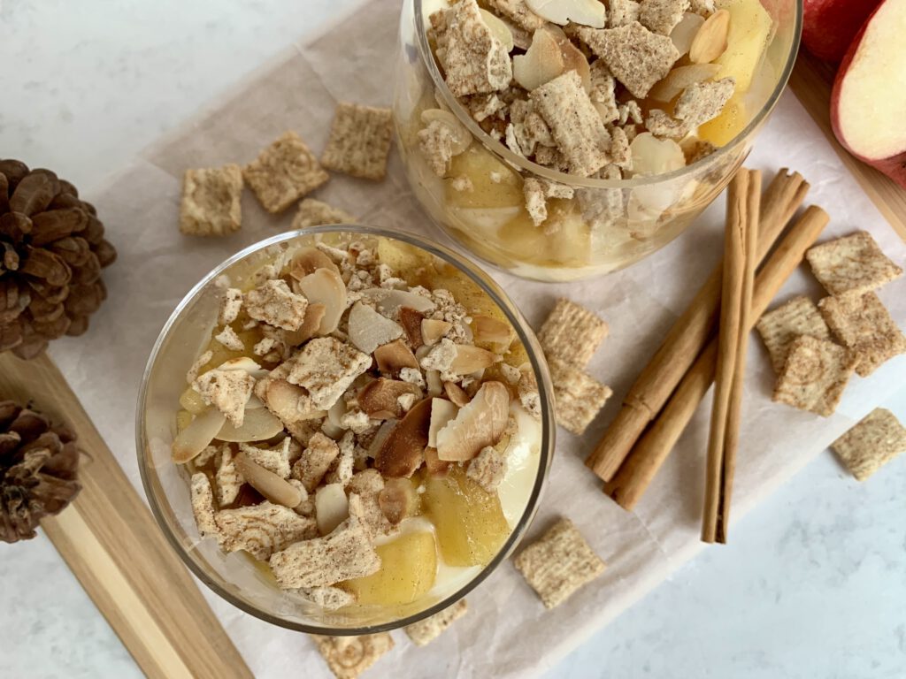 Bratapfel Dessert im Glas von oben mit Cini Minis und Mandel-Topping. Einfaches Dessert Rezept für Weihnachten, ideal zum Vorbereiten.