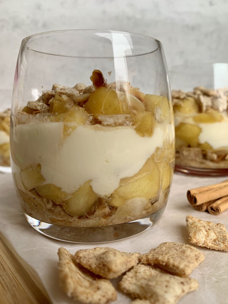 No Bake Bratapfel Trifle im Glas, winterliches Dessert mit Zimt und Apfel