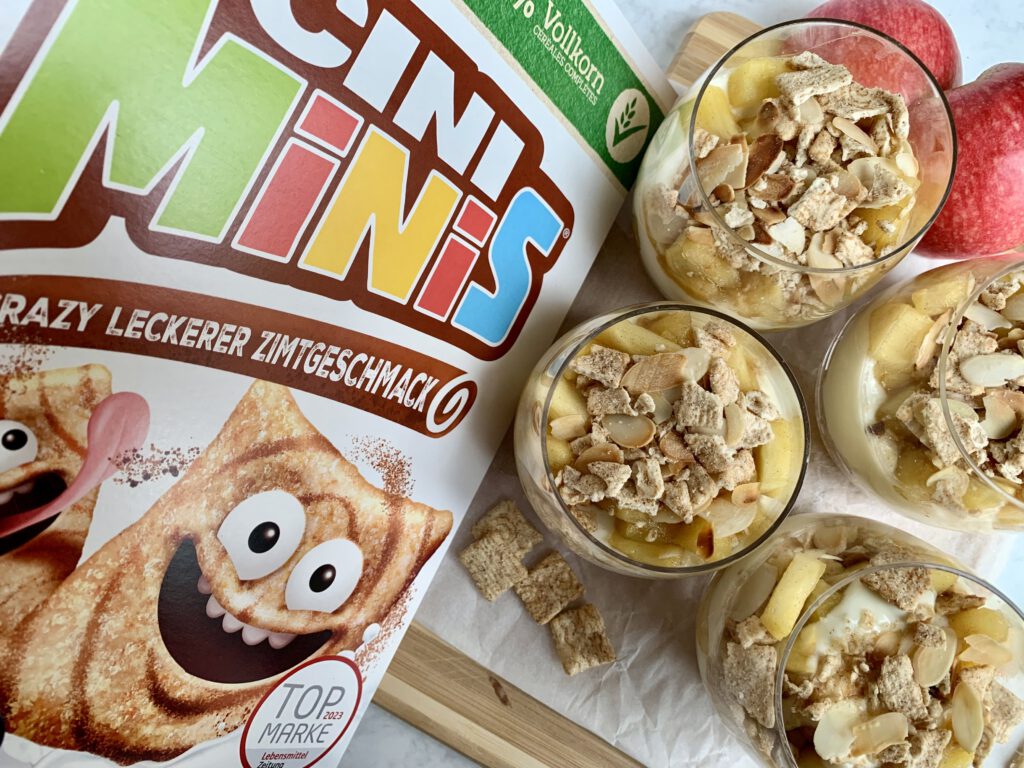 Weihnachtliches Familien-Dessert im Glas mit Cini Minis und Zimt. No Bake Bratapfel Trifle im Glas mit knusprigem Cerealien-Topping.