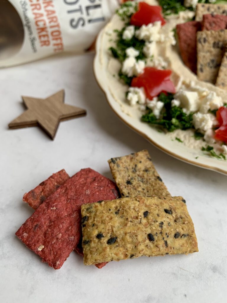 holiroots-cracker-detail-rote-bete-suesskartoffel.jpg Detailbild der Holiroots Gemüsecracker in den Sorten Rote Bete und Süßkartoffel.