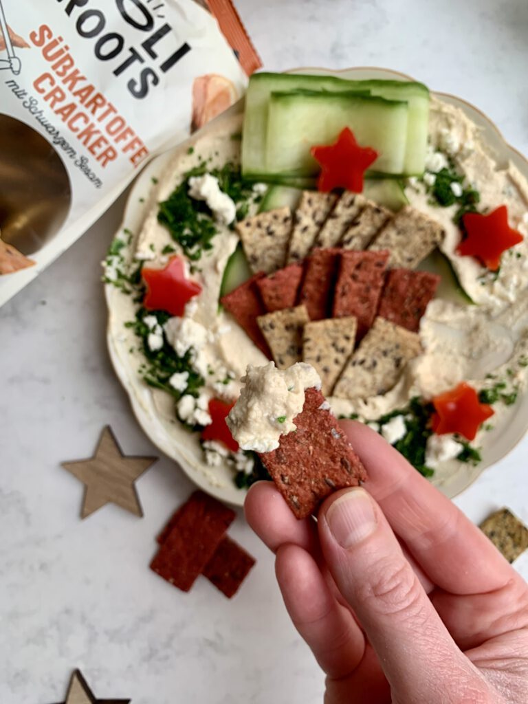 IMG_E5629hummuskranz-snacken-weihnachten.jpg Weihnachtlicher Hummuskranz als herzhafte Snackidee für die Feiertage.
