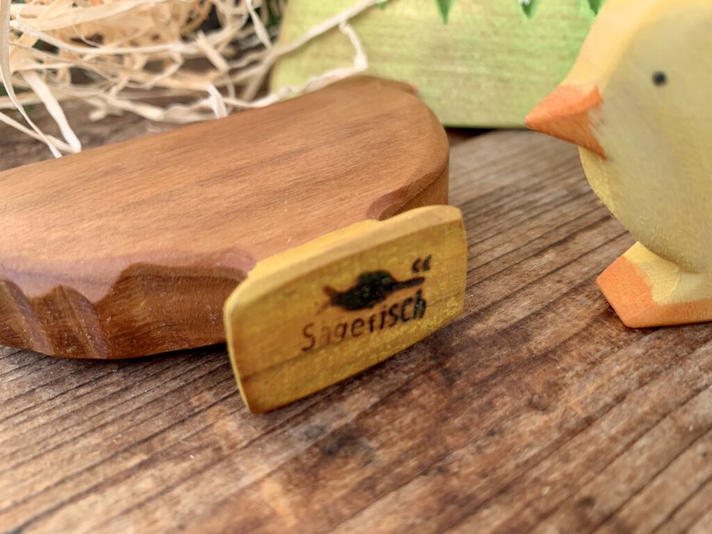 Detail des Sägefisch-Holzspielzeug-Logos – handgefertigte Holzfiguren aus Deutschland.