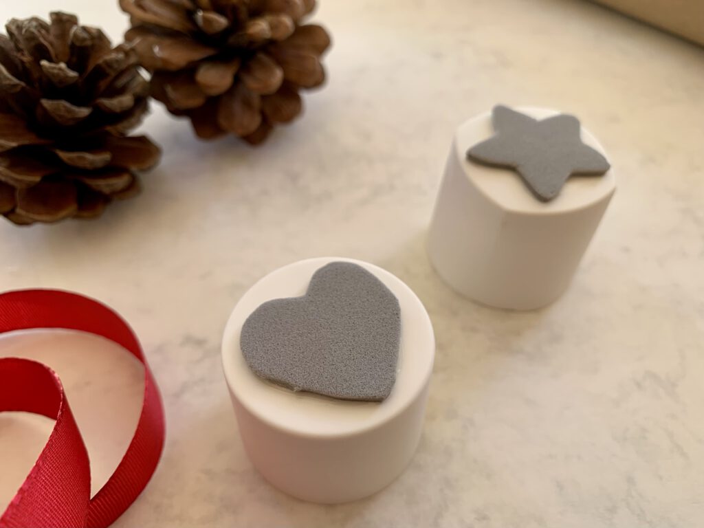 Fertige DIY-Stempel aus Moosgummi mit Herz- und Sternmotiv für Geschenkpapier mit Kindern