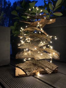 DIY Weihnachtsbaum aus Baumrinde auf Holzfuß mit Lichterkette: Natürliche Weihnachtsdeko schnell selbstgemacht