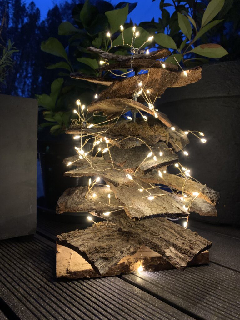 DIY Weihnachtsbaum aus Baumrinde auf Holzfuß mit Lichterkette: Natürliche Weihnachtsdeko schnell selbstgemacht