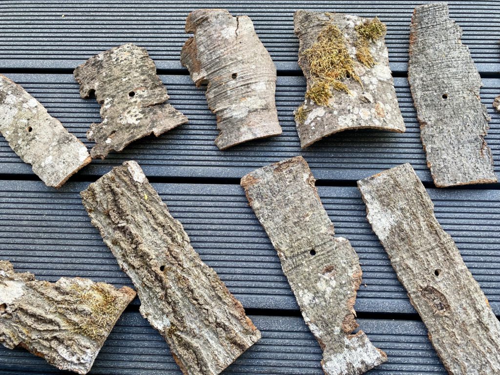 rindenstücke-für-selbstgebauten-weihnachtsbaum.jpg Rindenstücke in verschiedenen Größen als Material für nachhaltige Weihnachtsdeko: Ein Weihnachtsbaum aus Rindenstücken.