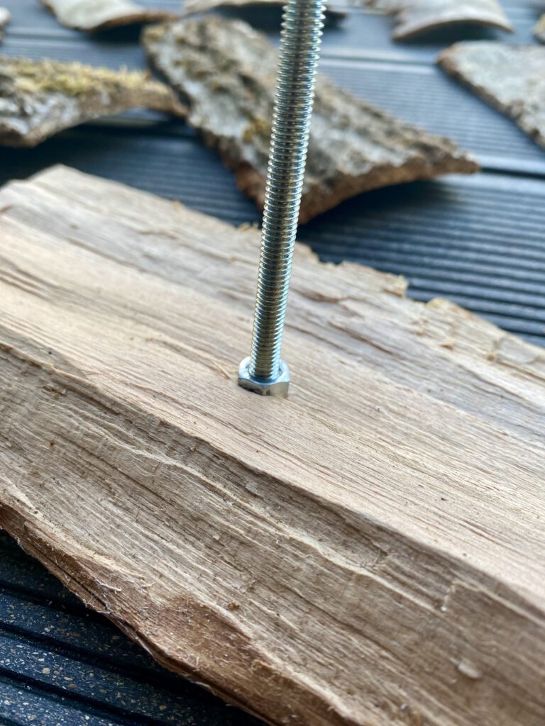 diy-weihnachtsbaum-aus-rindenstücken.jpg DIY Weihnachtsbaum. Anleitung für einen Baum aus Rinden. Gewindestange wird in den Standfuß angebracht.