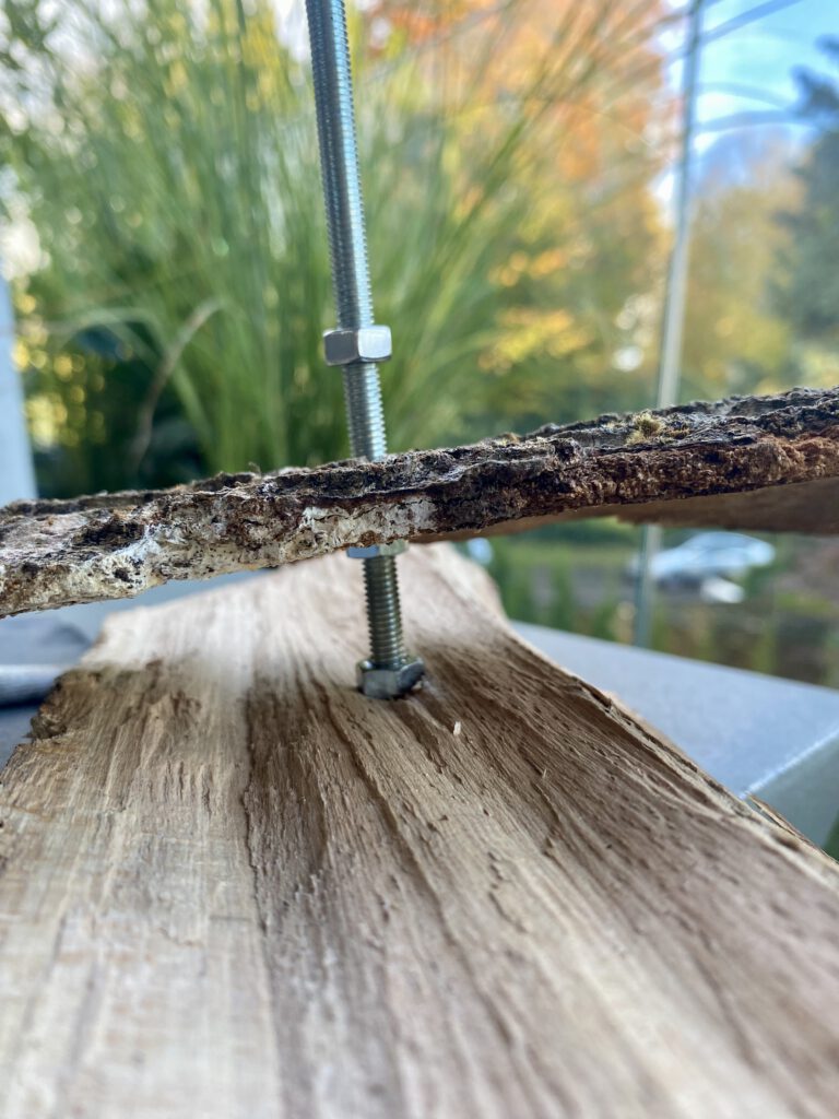 nachhaltige-holzdeko-weihnachten.jpg Nachhaltige Weihnachtsdeko zum Selbermachen: Baum aus Baumrinde. Schritt für Schritt Anleitung: Rinde wird auf eine Gewindestange angebracht und mit Muttern fixiert