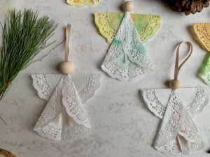 Selbst gebastelter Tortenspitzen-Engel als kleines Weihnachtsgeschenk oder Mitbringsel. Einfache Bastelidee für Weihnachten.