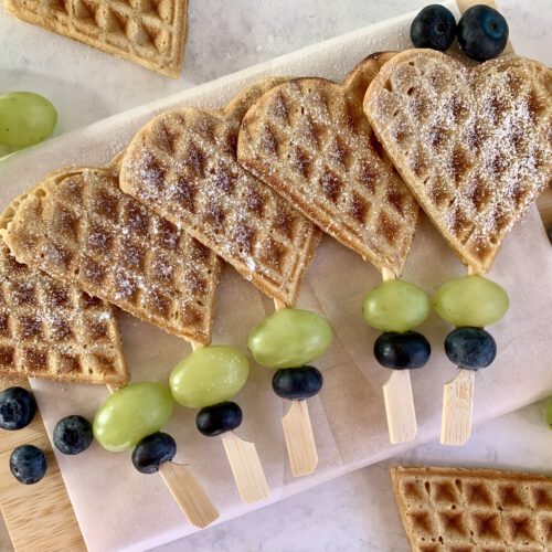 Zuckerfreie Waffeln für Kinder, kombiniert mit Obst als handliche Waffelspieße