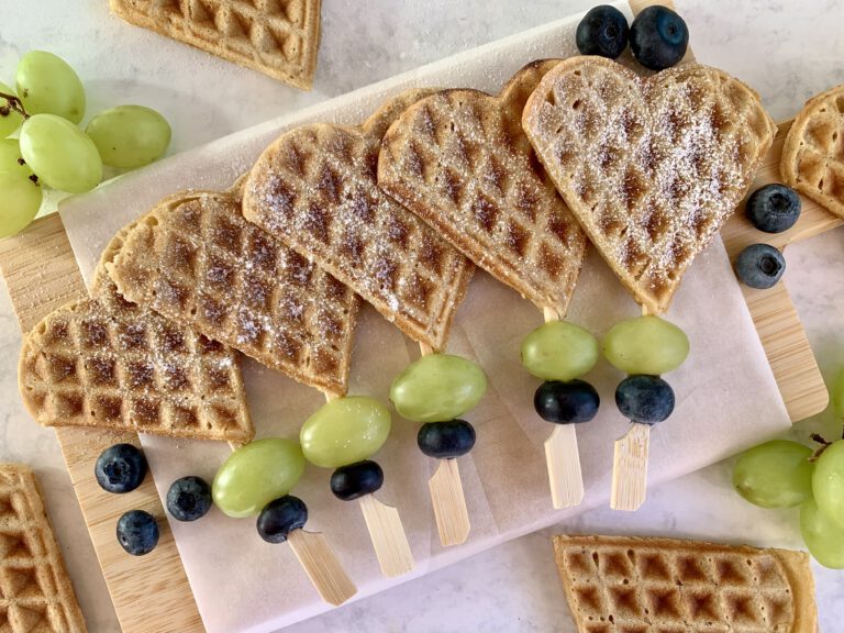 Zuckerfreie Waffeln für Kinder, kombiniert mit Obst als handliche Waffelspieße