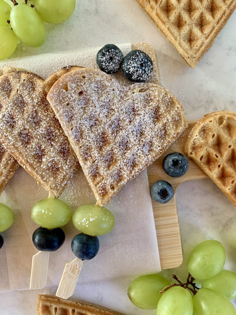 waffelspiesse-mit-trauben-und-blaubeeren.jpg Waffelspieße mit Trauben und Blaubeeren – eine zuckerfreie Idee für den Kindergarten