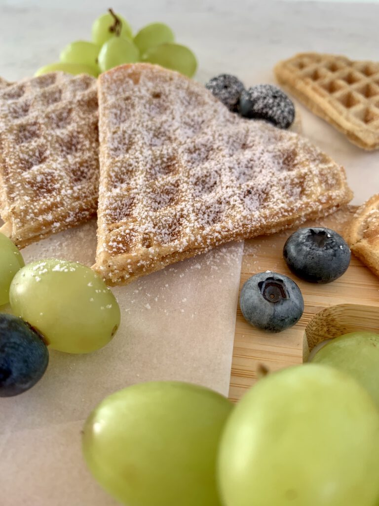 zuckerfreie-waffeln-als-fingerfood-kita.jpg Zuckerfreie Waffeln als Fingerfood für Kinder, serviert als Waffelspieße mit Obst