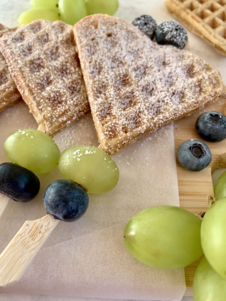 waffelspiesse-fuer-kinder-ohne-zucker.jpg Waffelspieße für Kinder ohne Zucker mit Trauben und Blaubeeren